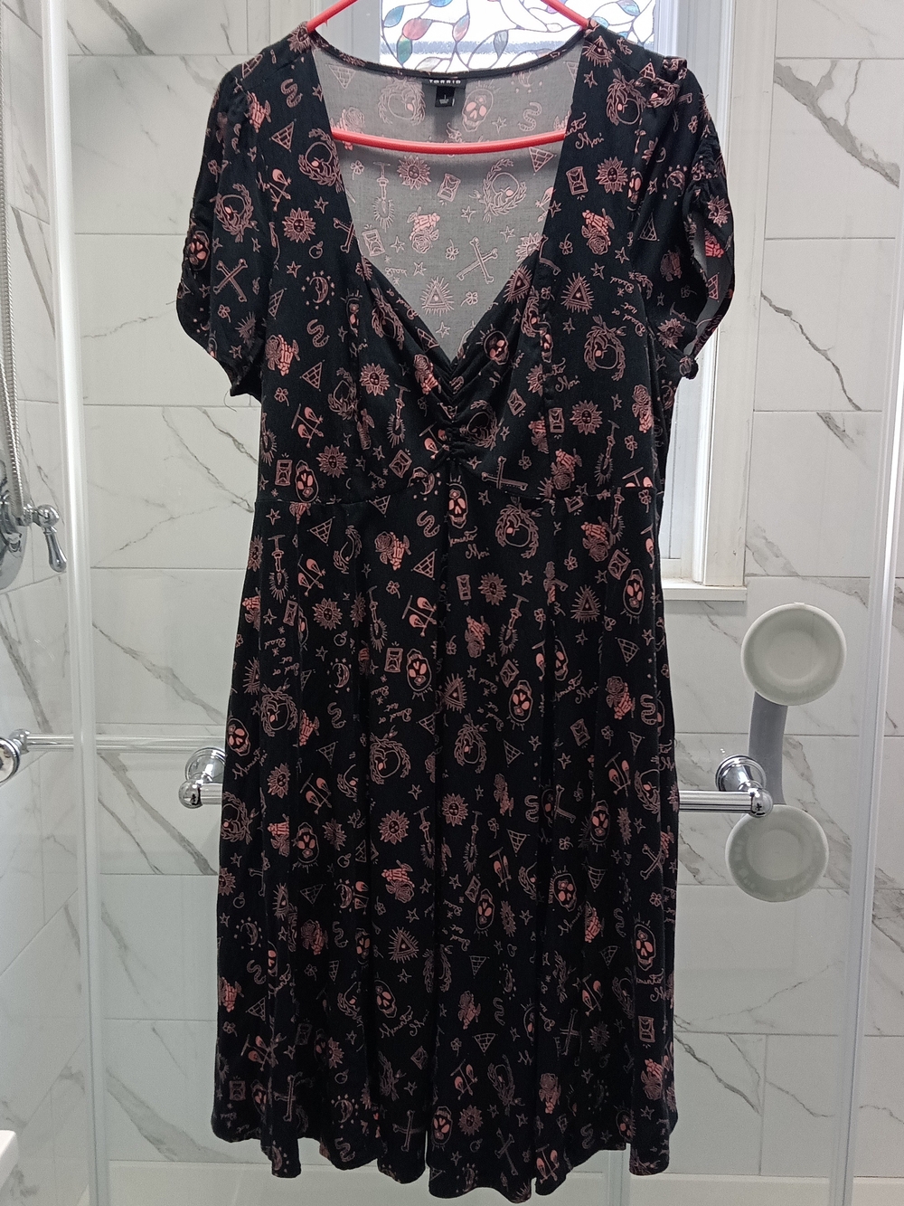 Torrid Black Pink Symbol Print Size 1 Short Sleeve Skater Dress Spooky Cute Goth